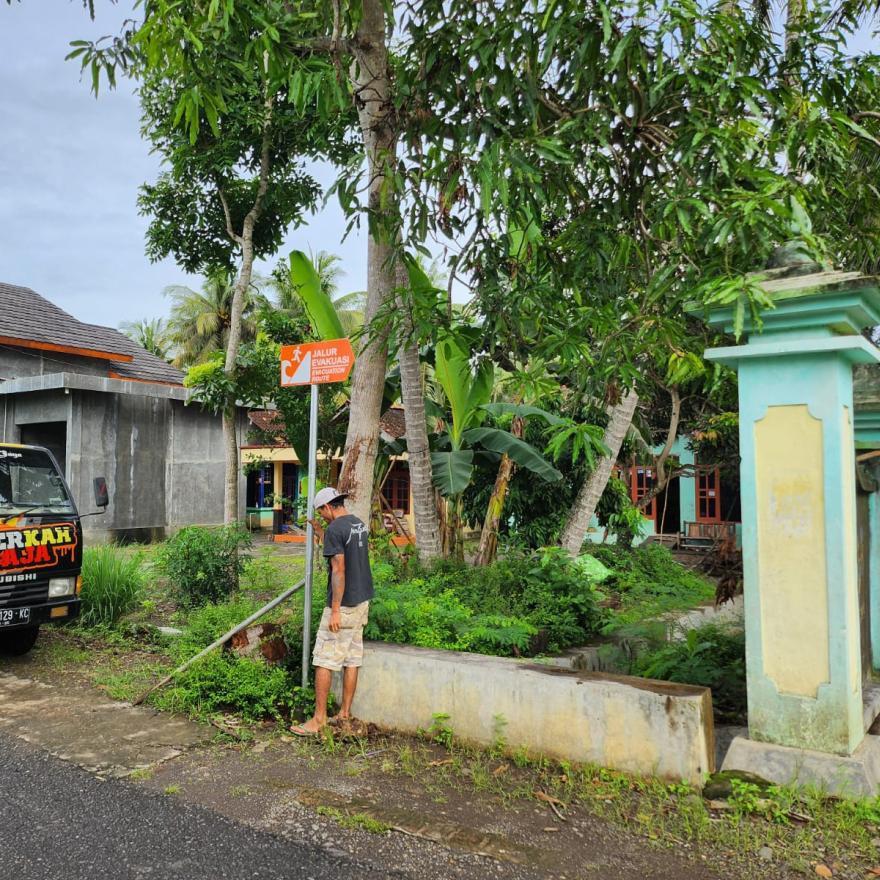 Pemasangan Rambu Jalur Evakuasi